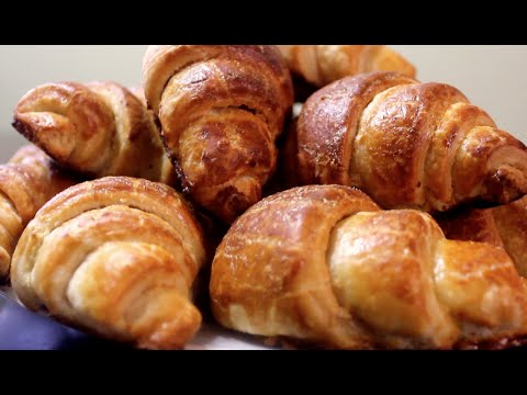 طريقة عمل الكرواسون ( بالشوكولاته والجبنة )  Croissants
