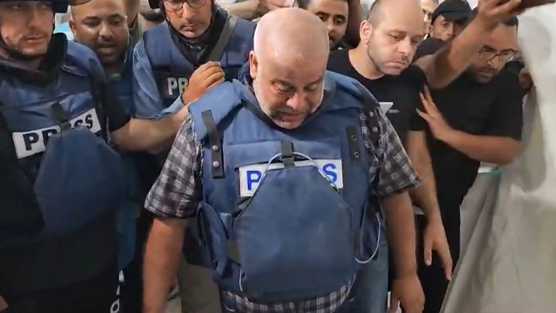 ما هي تفاصيل وفاة والدة الدحدوح؟ “الصحفي وائل” يوضح الإجابة