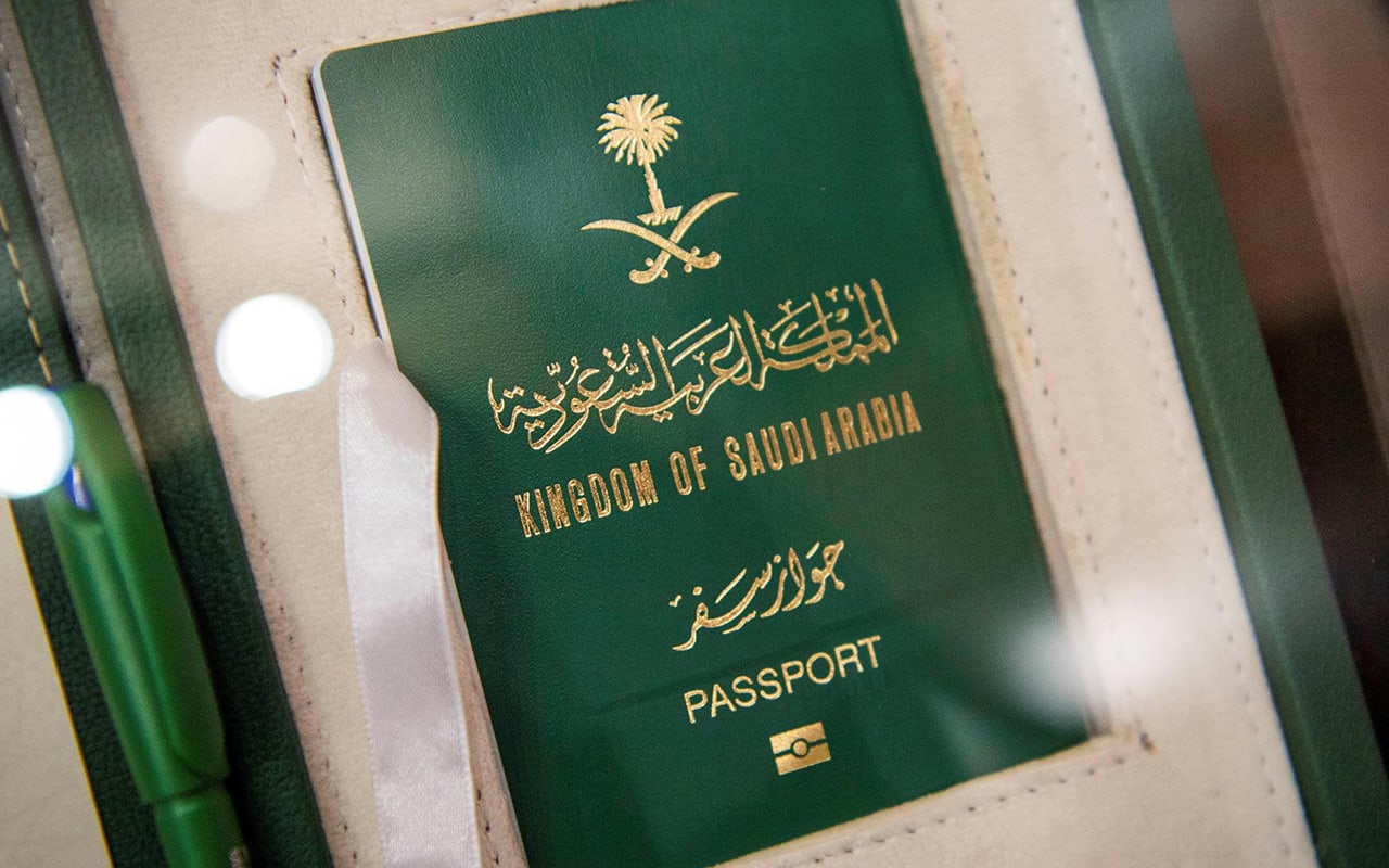 الجوازات تتفاعل مع استفسار بشأن رسوم تجديد جواز السفر السعودي