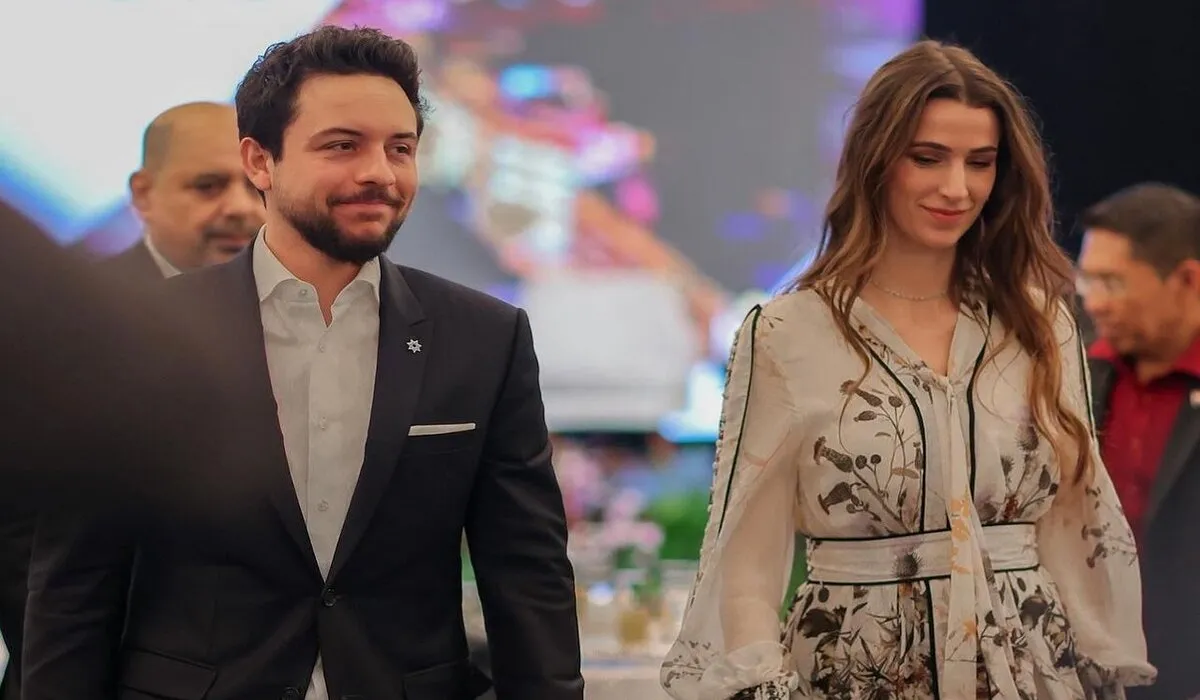 الفستان بـ 160 يورو .. إطلالات الأميرة رجوة آل سيف مع ولي العهد في سنغافورة تخطف الانظار وتثير الجدل