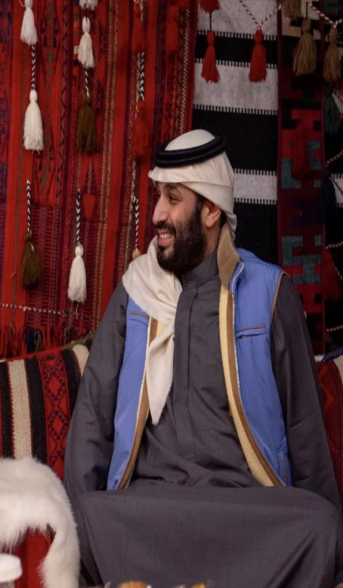 بعد لقب القائد الأكثر تأثيرا .. تفاعل واسع مع جاكيت ولي العهد في لقائه مع السيناتور الأمريكي في مخيم العلا