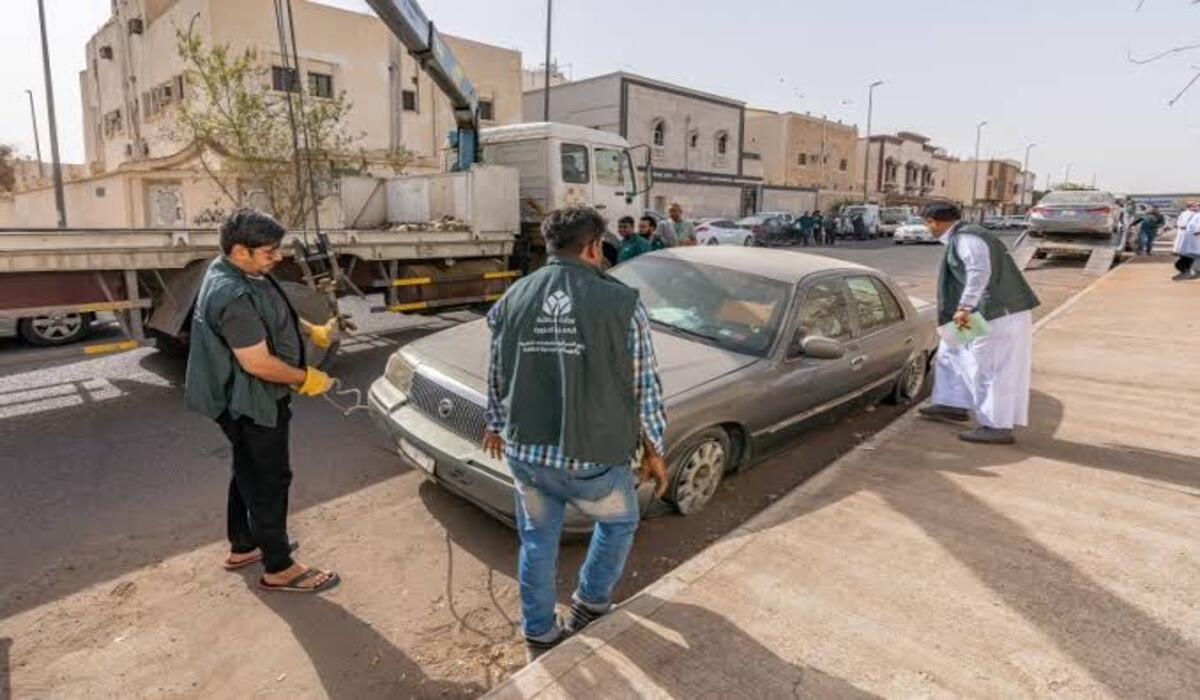 أخيرًا.. بدء عملية تشغيل عقد رفع المركبات المهملة والتالفة في المدينة المنورة