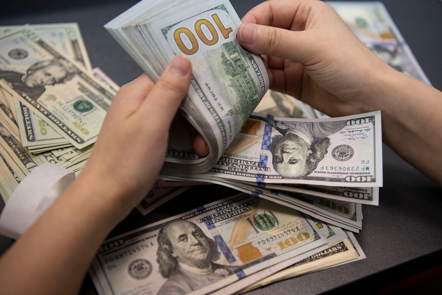 تقرير .. سعر الدولار اليوم في العراق ما بين السوق الموازي والرسمي مقابل الدينار