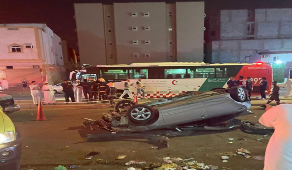 حادث سير في مكة المكرمة ينتج عنه وفاة شخص وإصابة 21 آخرون بسفرة إفطار صائم