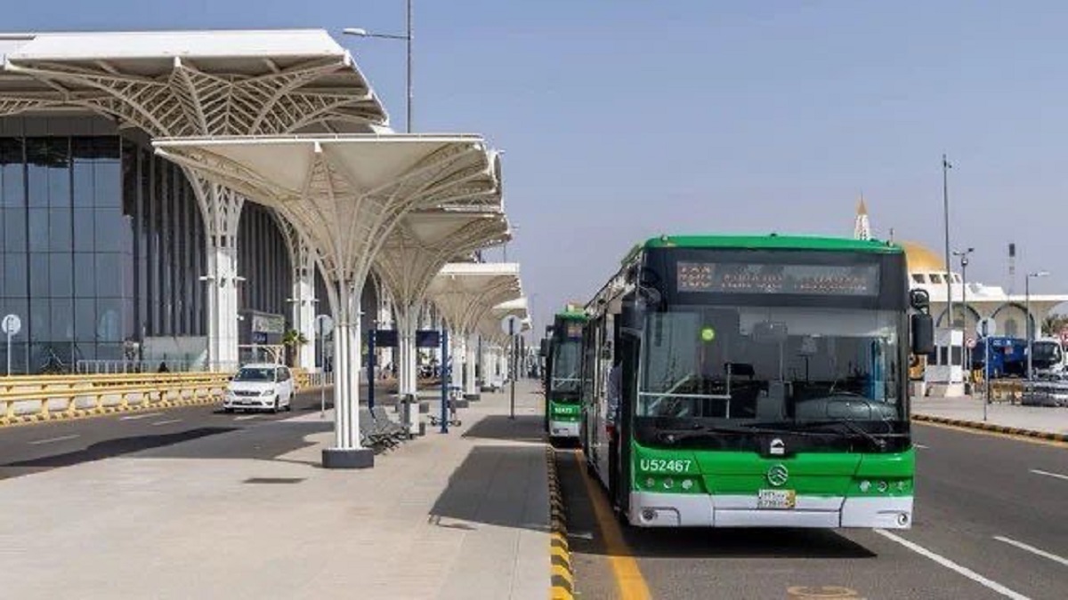 لنقل الأهالي والزائرين .. حافلات النقل الترددي في المدينة تستمر في الخدمة بين المسجد النبوي وقباء