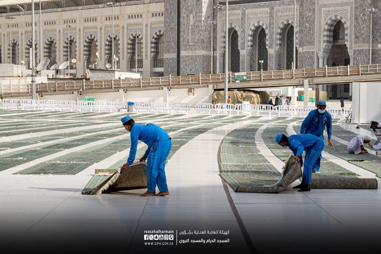 باستخدام أحدث الآلات .. إجراءات تطهير وتعطير المسجد الحرام
