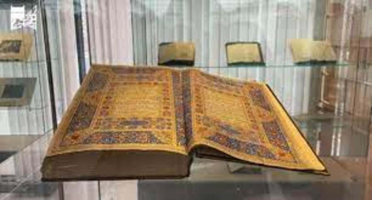 معرضًا يضم أكثر من 350 مصحفاً مذهّبة ومزخرفة بمناسبة رمضان