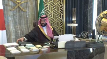 مقتنيات على مكتب محمد بن سلمان بن عبد العزيز آل سعود أثناء الاتصال مع رئيس وزراء اليابان تثير تفاعلا