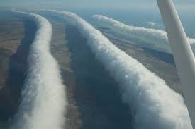 السحابة الاسطوانية (Roll Cloud) تظهر في سماء سلطنة عمان