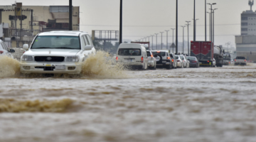 الدفاع المدني يعلن الإنذار الأحمر على عدة مناطق بالمملكة ويدعو المواطنين الي توخي الحذر لسوء الأحوال الجوية
