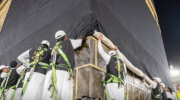 لماذا يتم رفع ستار الكعبة في موسم الحج؟ سرٌ غامض يكشفه التاريخ