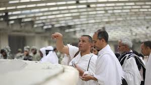 حجاج بيت الله الحرام يواصلون رمي الجمرات الثلاث أيام التشريق
