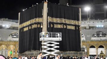 خلة جديدة للبيت العتيق: 159 فنان وصانع يبدعون في تغيير كسوة الكعبة غرة محرم