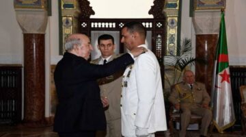 رئيس الجمهورية الجزائرية يترأس مراسم تقليد الرتب العسكرية و منح الأوسمة لضباط الجيش الوطني