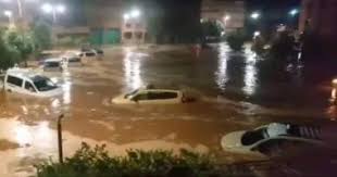 سيول المدينة المنورة غير مسبوقة وأمطار رعدية تغمر السيارات تسبب أضرار كبيرة