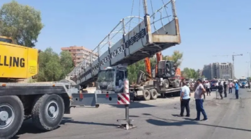انهيار جسر مشاة في دمشق نتيجة اصطدام رافعة وانباء عن سقوط ضحايا