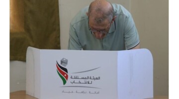 رئيس لجنة الانتخاب في دائرة بدو الوسط يعلن عن النتائج الأولية الرسمية
