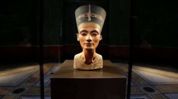 “أعيدوا تمثال الملكة لموطنه” .. حواس يطلق وثيقة عودة راس نفرتيتى من داخل صالونها الثقافي