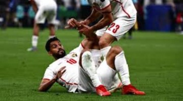 اصابة موسى التعمري لاعب المنتخب الأردني خلال مباراة الكويت