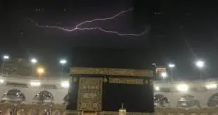 امطار مكة المكرمة تهطل بغزارة ورياح شديدة وأنباء تعليق الدراسة