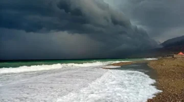 خرج عن السيطرة منخفض السيّال يضرب عمان وإعلان حالة الطوارئ