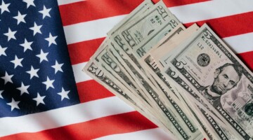 وقت إغلاق البورصات .. سعر 100 دولار مقابل الدينار اليوم بختام التعاملات