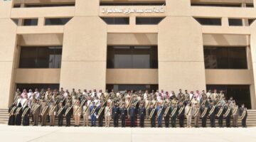 في الرياض، تحتفل كلية الملك فهد الأمنية بتخريج دفعة جديدة تضم 129 دارسًا بمناسبة إنهاء دراستهم.