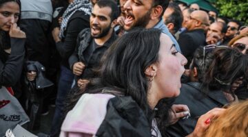 تونس.. مظاهرات واسعة تندد بإيقاف أحد محامي المعارضة