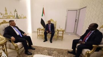 وزير الداخلية يسلم البرهان دعوة رسمية لحضور القمة العربية