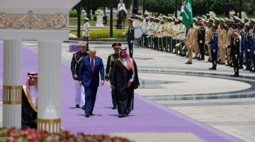 سر السجاد البنفسجي يكشف غموضًا في استقبال ترامب بالسعودية!