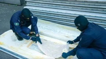 اكتشاف كبير في السعودية: تحبط السلطات تهريباً لـ 1.5 مليون حبة كبتاجون مخفية داخل ألواح عازلة!