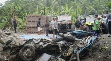 مأساة في إندونيسيا: مجموعة يحضرون جنازة ويفقدون حياتهم في حادث أثناء العودة!