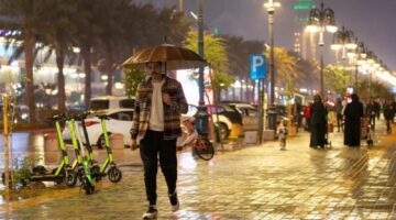 أمطار خفيفة وأتربة مثارة تغطي أجزاء من الرياض حتى ساعة الثالثة صباحًا.