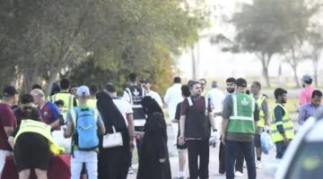 جهود نظافة بيئية: 100 متطوع يشكلون ثلاث فرق لجمع النفايات أثناء مشيهم في كورنيش دارين