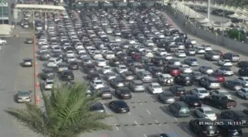 ازدحام مروري هائل يسيطر على جسر الملك فهد مع الإجازة الممتدة.