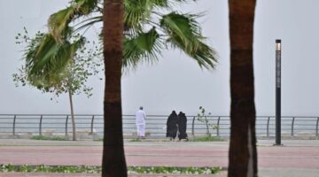 أمطار خفيفة إلى متوسطة تستمر في هطولها فوق أجزاء من المنطقة الشرقية حتى الساعة 11 مساءً.