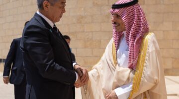 وزير الخارجية يعقد مباحثات هامة لتعزيز العلاقات مع نظيره الياباني.