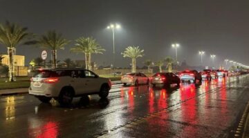 أمطار غزيرة مصحوبة برياح شديدة تغطي أجزاء من ثلاث مناطق، وتستمر حتى الساعة الثامنة مساء.