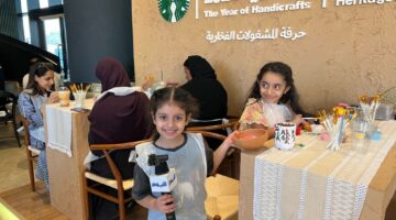 تفاعل الأطفال مع حرفة صناعة الفخار: إبداع من خلال التلوين والزخرفة