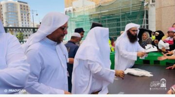 الشؤون الدينية في المسجد النبوي تكرم الحجاج بهدايا تعبر عن الأصالة والكرم.