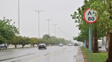 توقعات الطقس ليوم السبت: أمطار رعدية ورياح قوية تقلل من الرؤية في 10 مناطق!