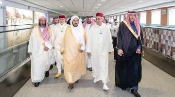 وفد مغربي سعودي يرحب بوزير الشؤون الإسلامية في مطار الدار البيضاء