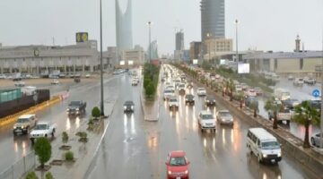 أمطار رعدية قوية ورياح نشطة تضرب عدة مناطق، مما يؤثر على الطقس في تلك المناطق.