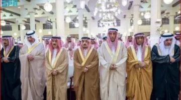 أمير الرياض ونائبه يقيمان صلاة الجنازة للأمير ناصر بن فهد في لحظة تأمل واحترام.