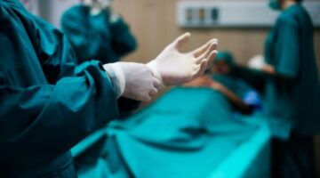 إنقاذ عاجل: تدخل طبي سريع ينقذ حياة مواطن من جلطة قلبية حادة في مستشفى القنفذة العام