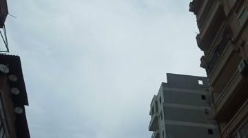 طقس مضطرب بأمطار غزيرة وسحب كثيفة يجتاح دمياط.. شاهد الفيديو!