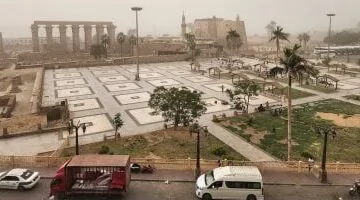 عاصفة عنيفة تجتاح كورنيش النيل بالأقصر وتغطي معابد الفراعنة.. شاهد الفيديو!