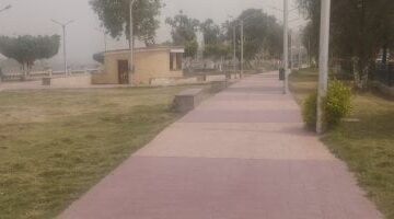 كورنيش النيل في المنيا خالٍ تمامًا بفعل رياح محملة بالأتربة.. شاهد الفيديو!