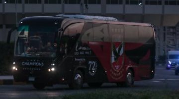 وصول حافلة الأهلي إلى استاد القاهرة استعدادًا لمواجهة حرس الحدود في الدوري