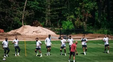 نجوم الأهلي يخوضون تدريبات تأهيلية حاسمة استعدادًا لمباراة بورتو